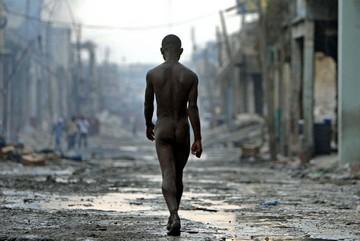 Un joven trastornado pasea desnudo por una calle de Puerto Príncipe (Haití